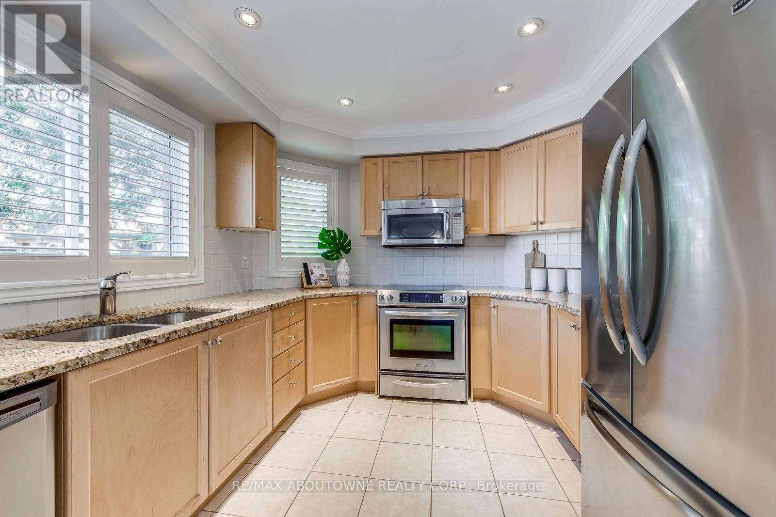 2491 Logan Avenue, Oakville, Ontario  L6H 6S1 - Photo 12 - W12451563