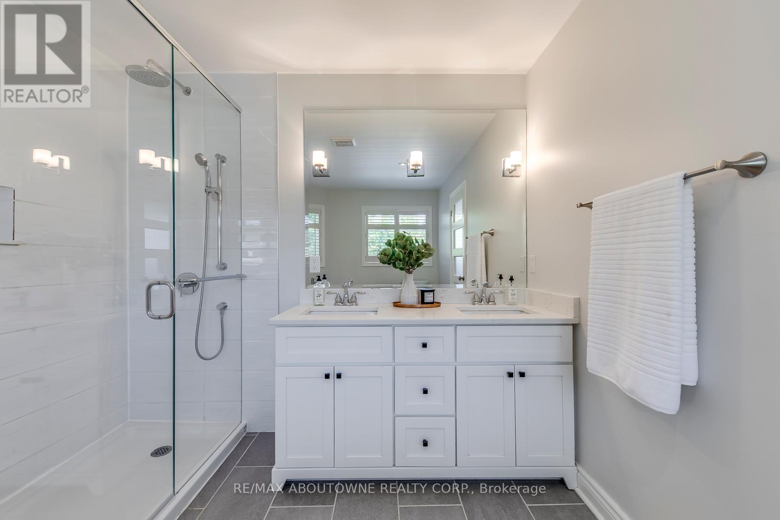 2491 Logan Avenue, Oakville, Ontario  L6H 6S1 - Photo 25 - W12451563