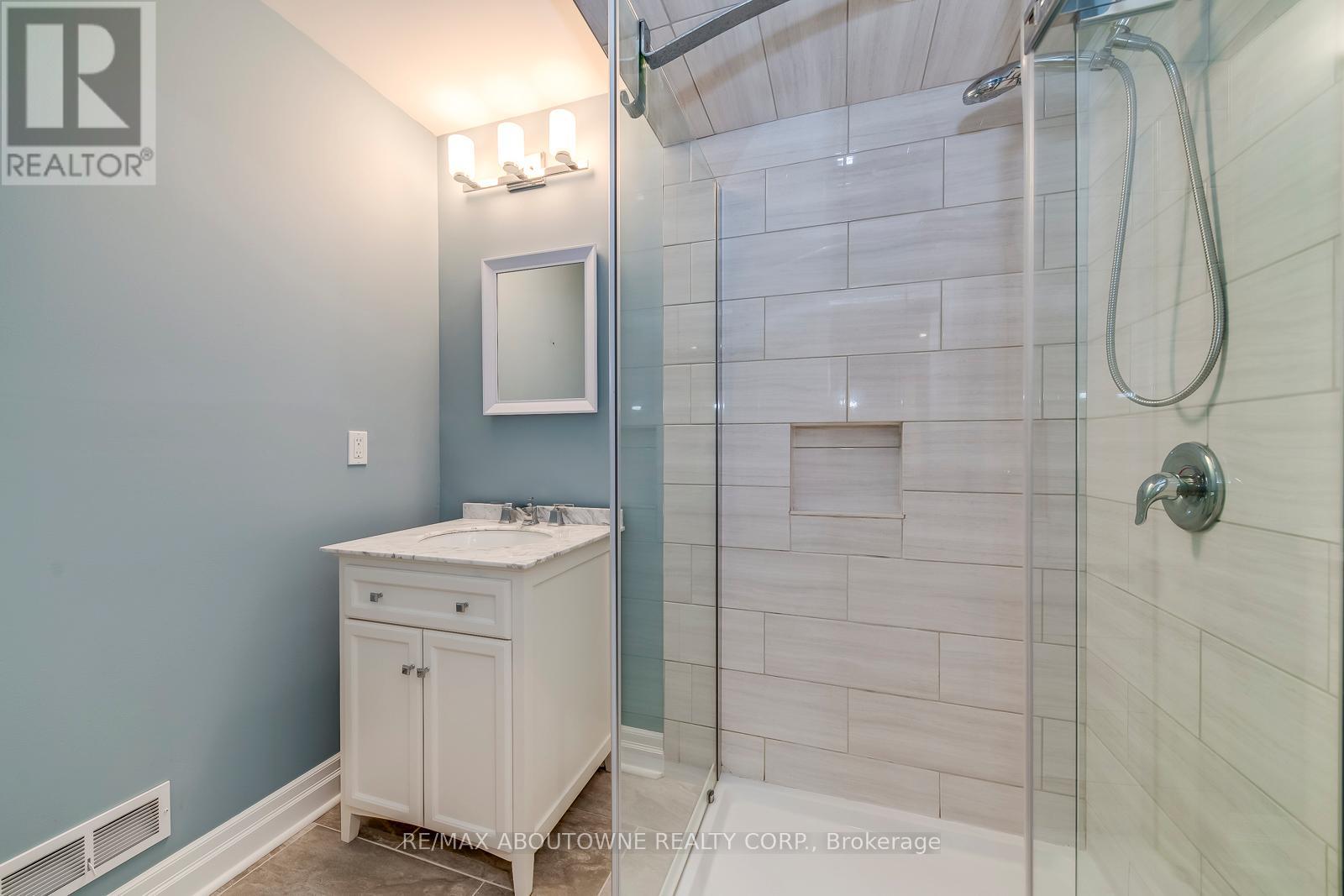 2491 Logan Avenue, Oakville, Ontario  L6H 6S1 - Photo 37 - W12451563