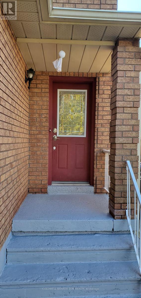 11 Toba Crescent, Brampton (Heart Lake East), Ontario  L6Z 4R6 - Photo 3 - W12451595