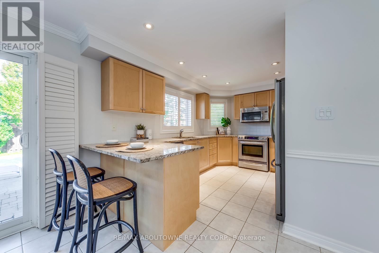 2491 Logan Avenue, Oakville (Ro River Oaks), Ontario  L6H 6S1 - Photo 10 - W12451604