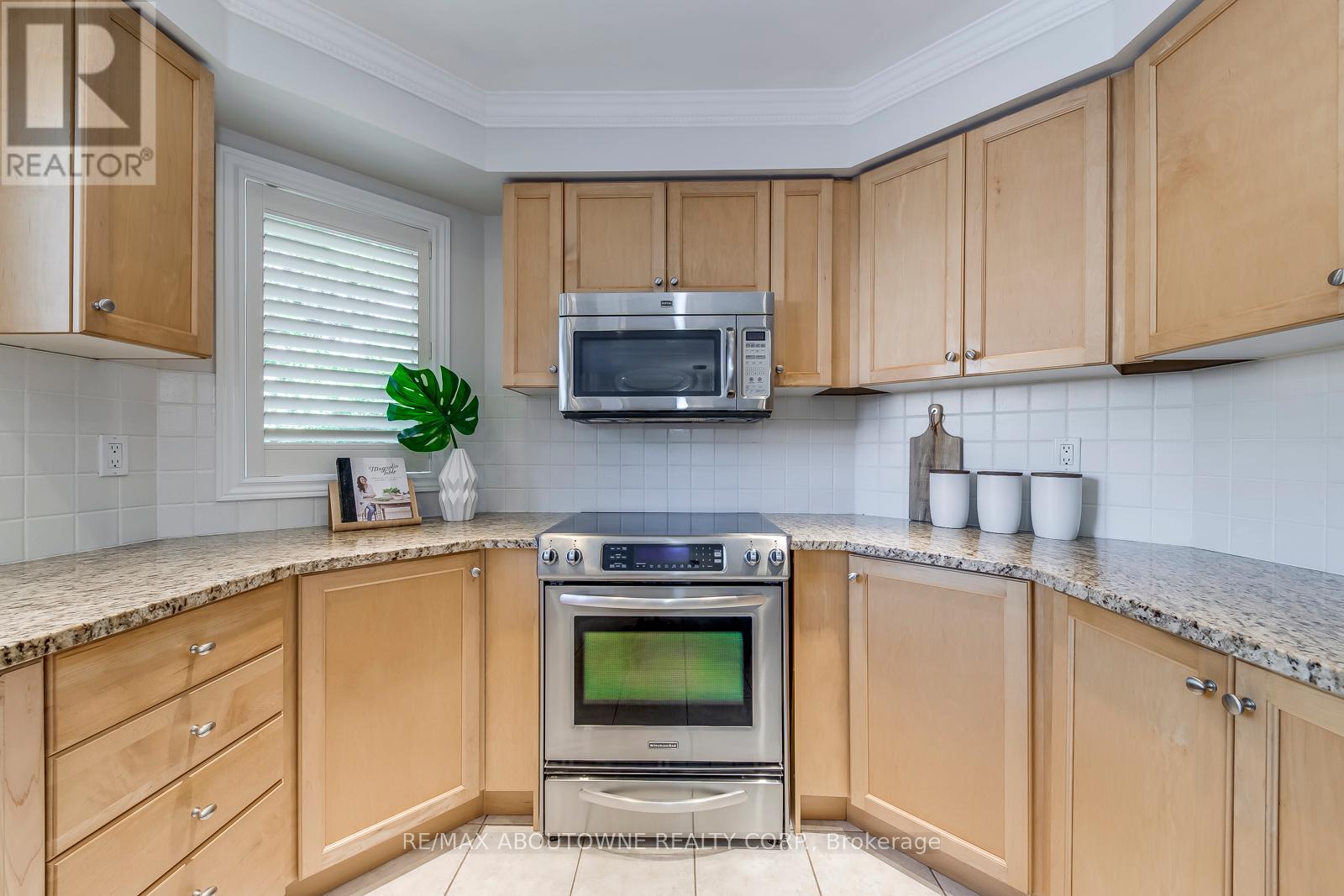 2491 Logan Avenue, Oakville (Ro River Oaks), Ontario  L6H 6S1 - Photo 12 - W12451604