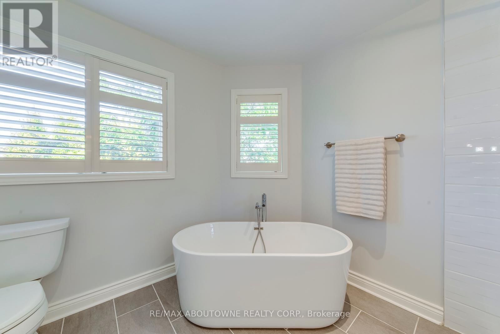2491 Logan Avenue, Oakville (Ro River Oaks), Ontario  L6H 6S1 - Photo 31 - W12451604