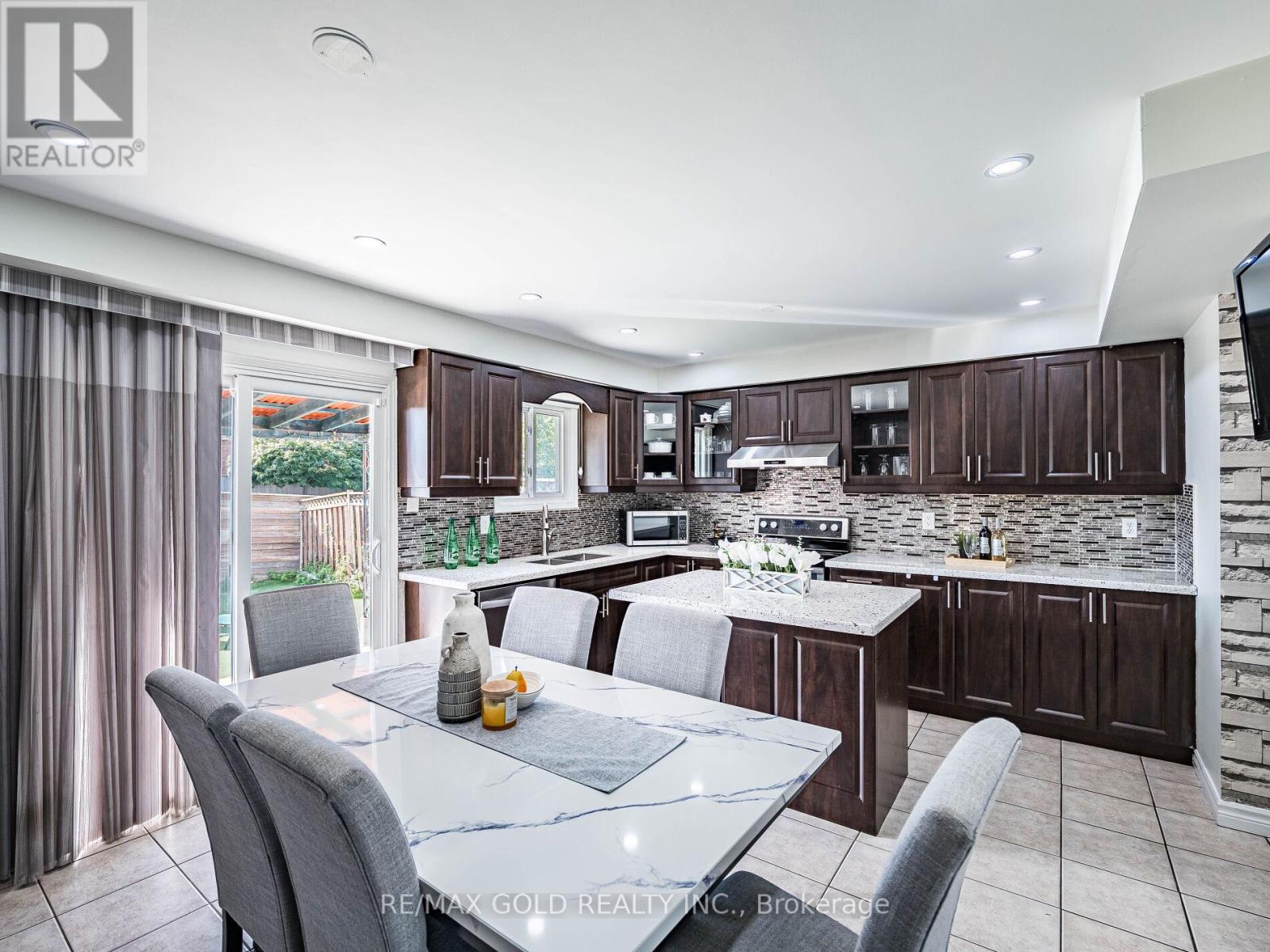 80 Timberlane Drive, Brampton (Fletcher's Creek South), Ontario  L6Y 4V7 - Photo 12 - W12451623