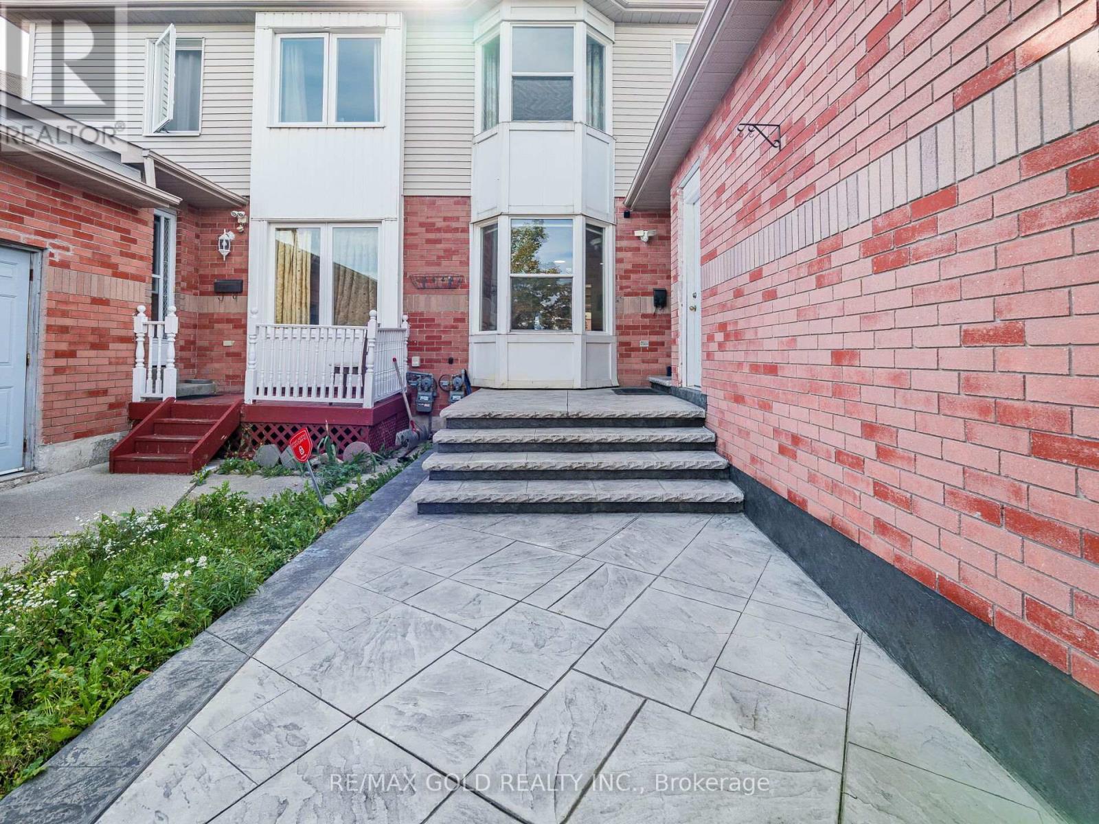 80 Timberlane Drive, Brampton (Fletcher's Creek South), Ontario  L6Y 4V7 - Photo 2 - W12451623