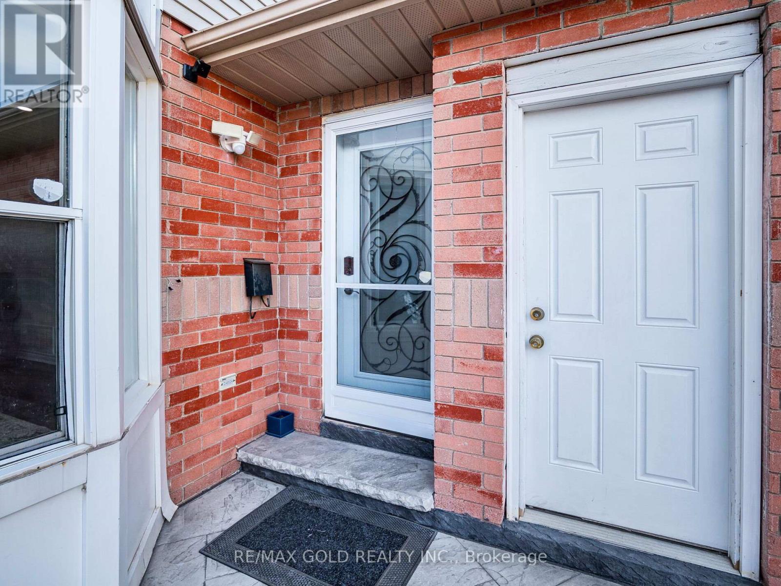80 Timberlane Drive, Brampton (Fletcher's Creek South), Ontario  L6Y 4V7 - Photo 3 - W12451623