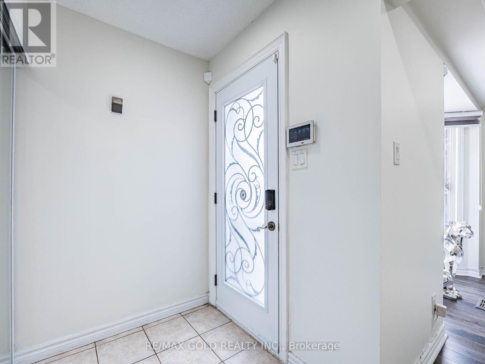80 Timberlane Drive, Brampton (Fletcher's Creek South), Ontario  L6Y 4V7 - Photo 4 - W12451623