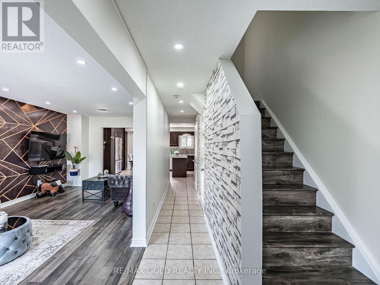 80 Timberlane Drive, Brampton (Fletcher's Creek South), Ontario  L6Y 4V7 - Photo 5 - W12451623