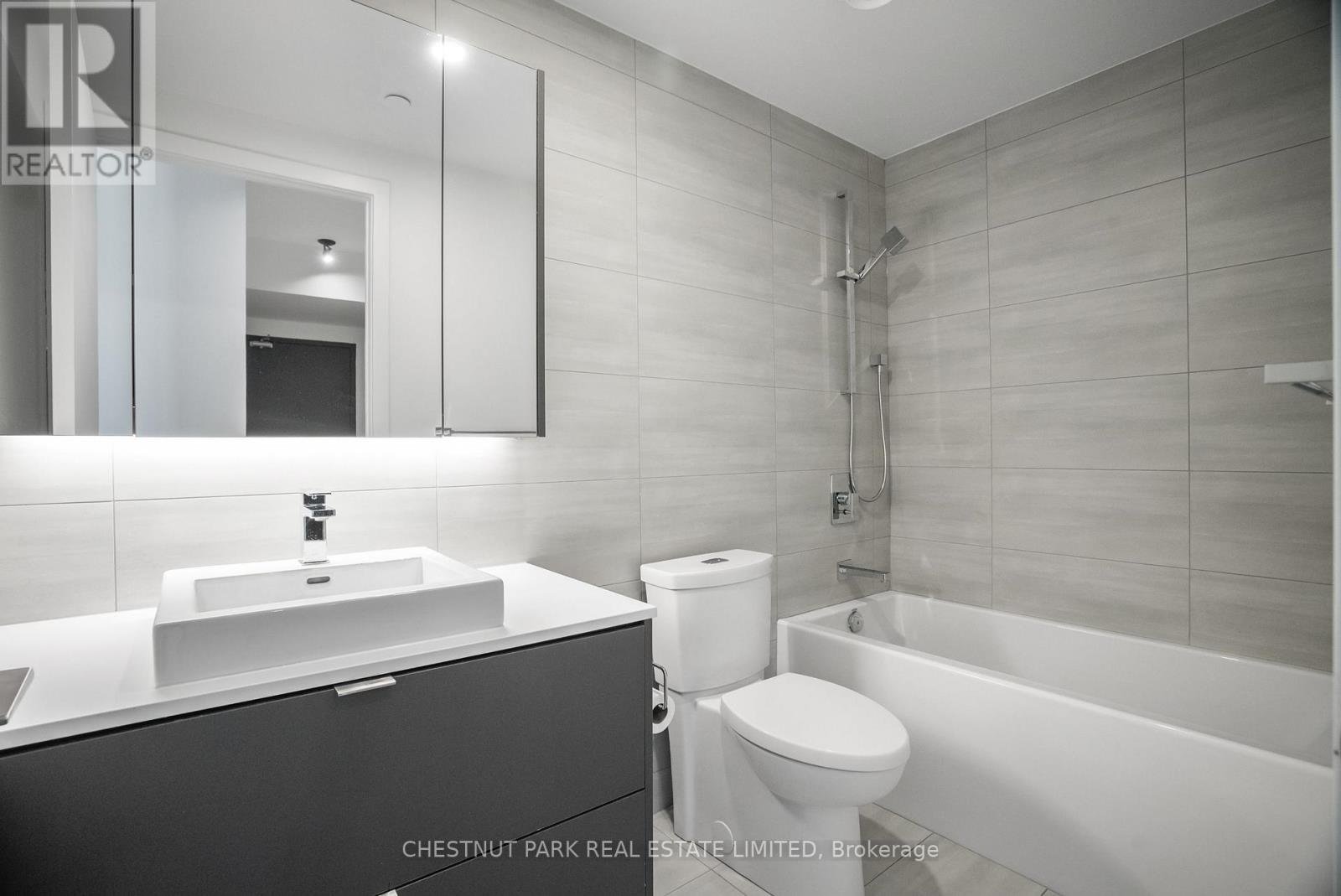 7 Smith Crescent, Toronto (Stonegate-Queensway), Ontario  M8Z 0G3 - Photo 8 - W12451627