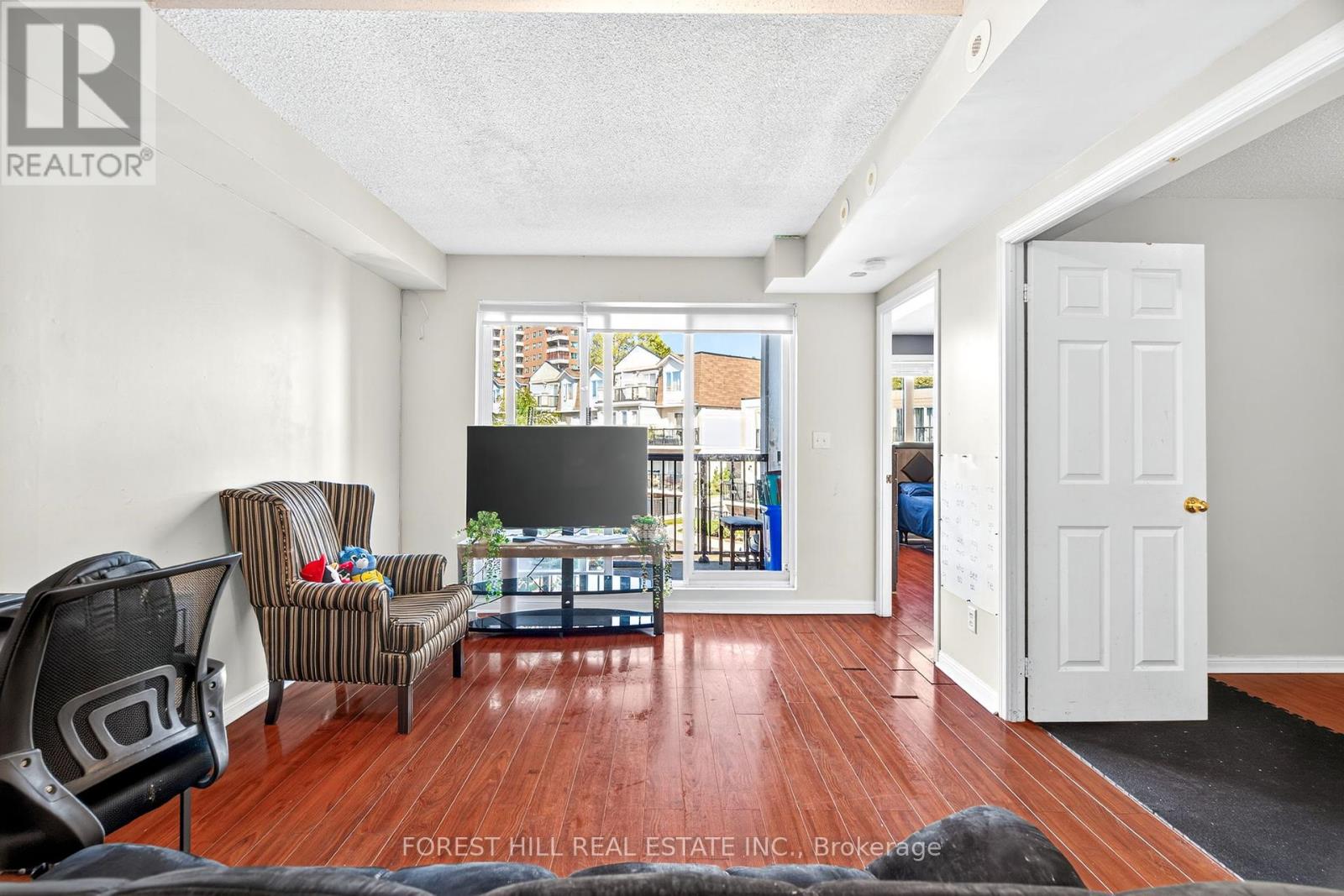 2022 - 3035 Finch Ave Avenue W, Toronto, Ontario  M9M 0A3 - Photo 10 - W12451688