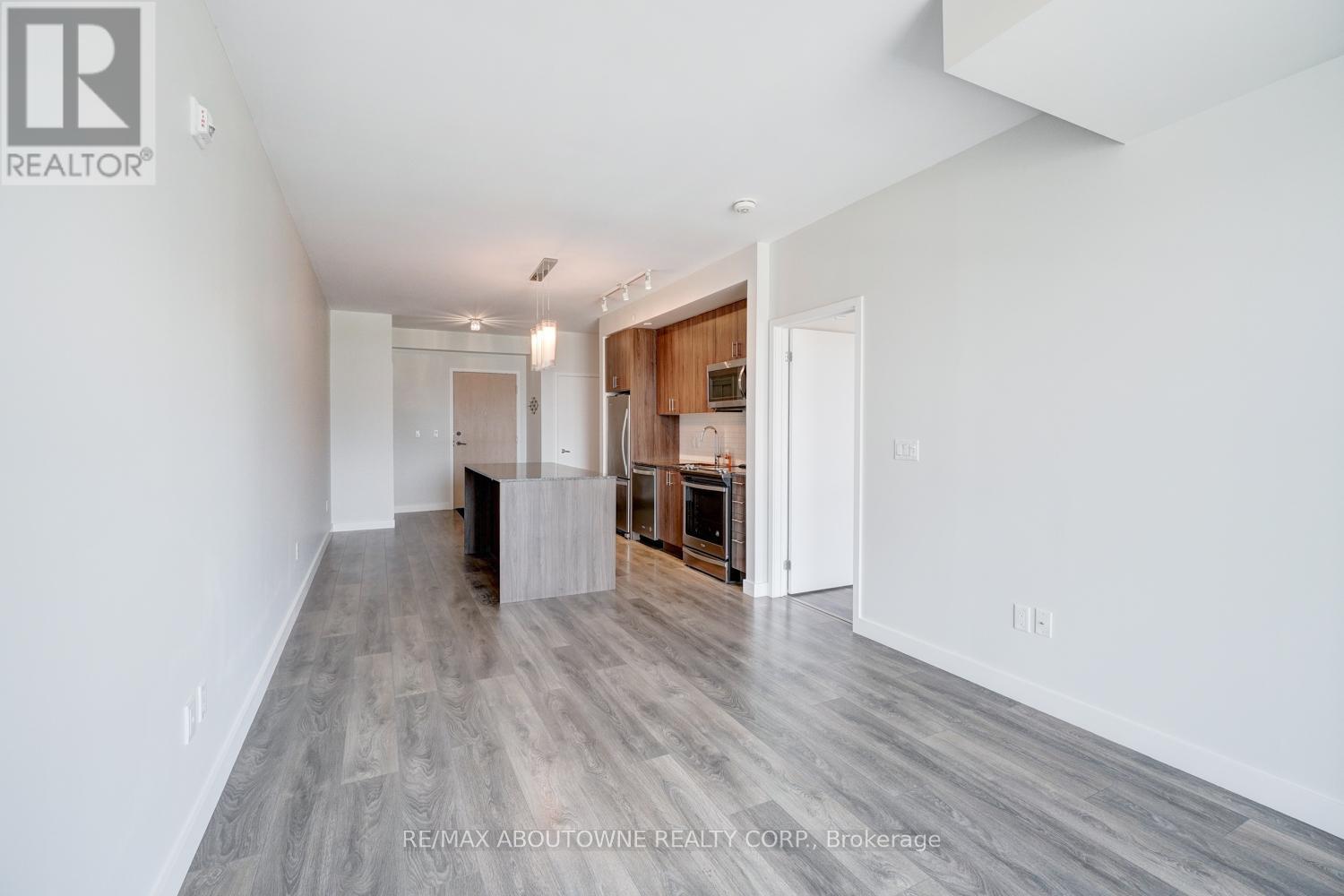 302 - 150 Sabina Drive, Oakville, Ontario  L6H 7C3 - Photo 11 - W12451700