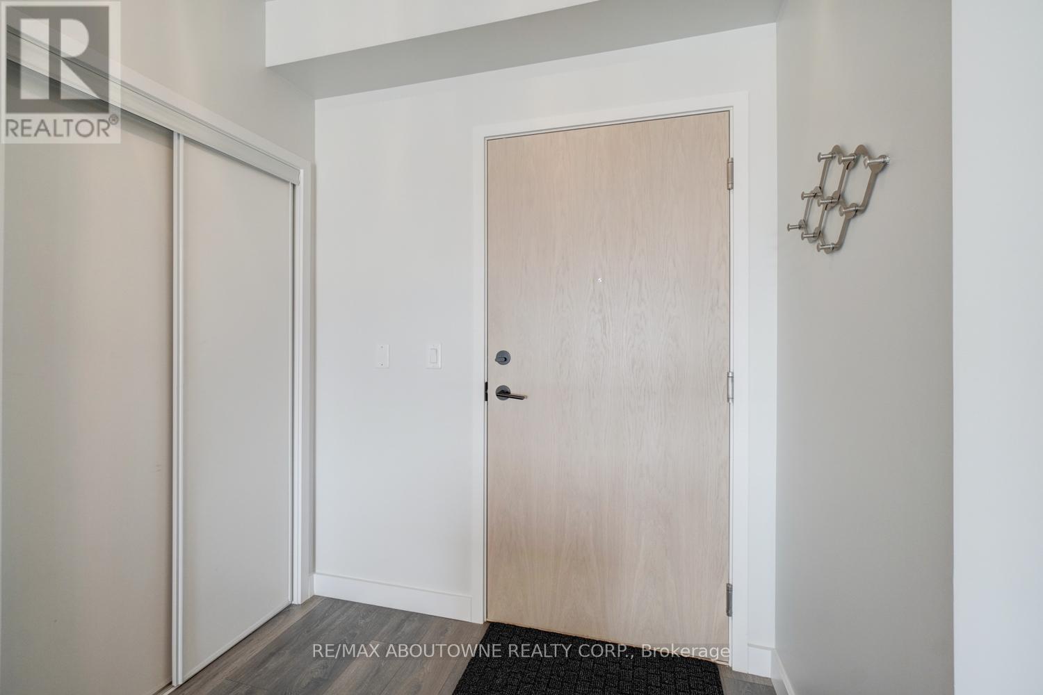 302 - 150 Sabina Drive, Oakville, Ontario  L6H 7C3 - Photo 6 - W12451700