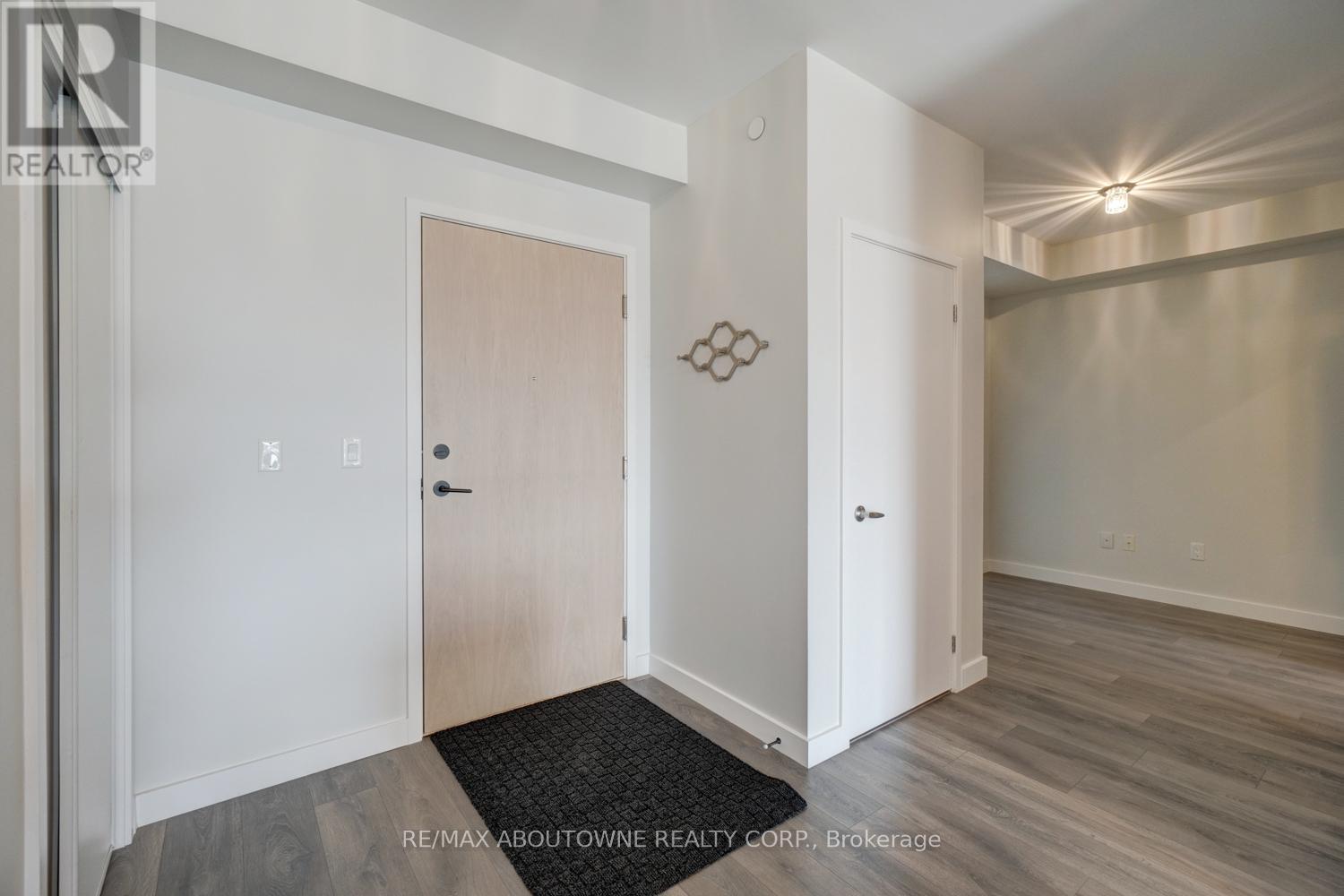 302 - 150 Sabina Drive, Oakville, Ontario  L6H 7C3 - Photo 7 - W12451700