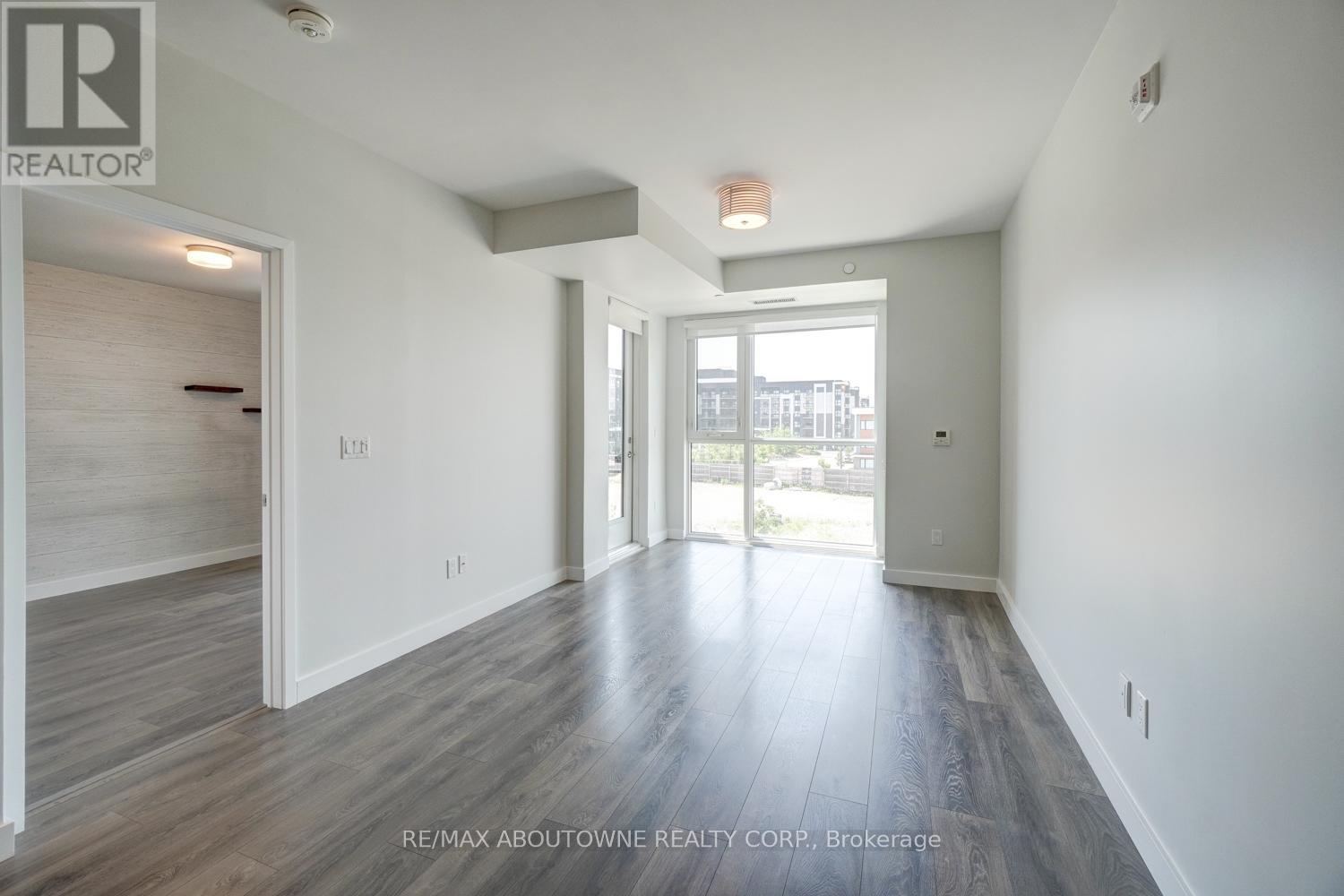 302 - 150 Sabina Drive, Oakville, Ontario  L6H 7C3 - Photo 8 - W12451700