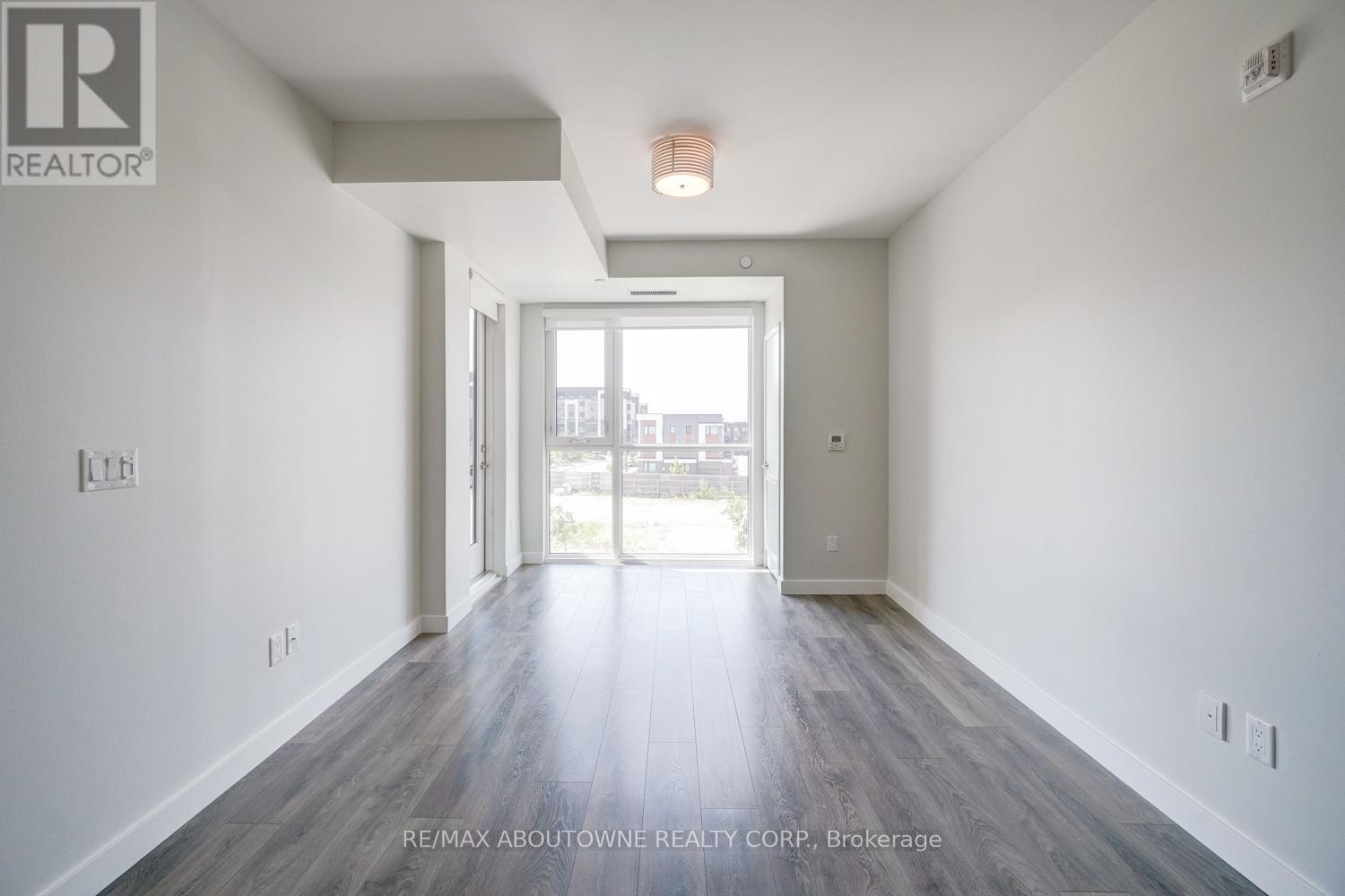 302 - 150 Sabina Drive, Oakville, Ontario  L6H 7C3 - Photo 9 - W12451700