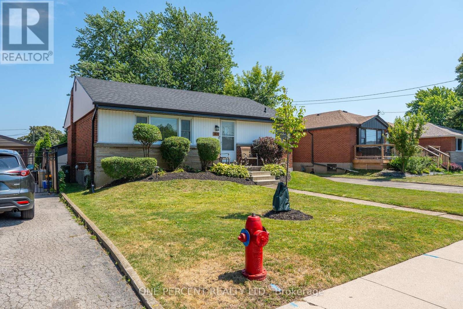 309 East 45th Street, Hamilton, Ontario  L8T 3K7 - Photo 3 - X12451528