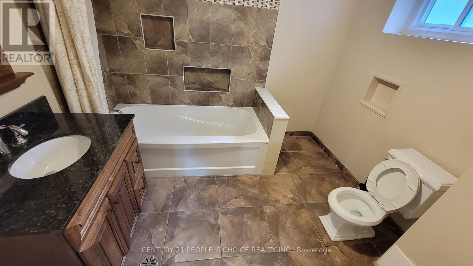 1402 Fisher Avenue, Burlington, Ontario  L7P 2L6 - Photo 6 - W12450602