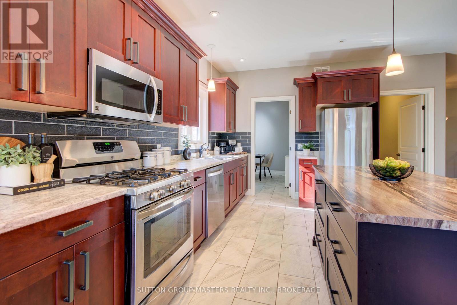 61 Hartwood Crescent, Greater Napanee, Ontario  K7R 0A8 - Photo 11 - X12451946