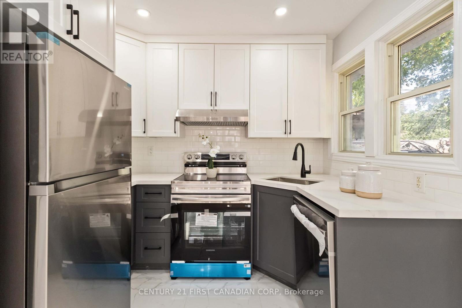 122 Windsor Crescent, London South (South F), Ontario  N6C 1V8 - Photo 11 - X12451830