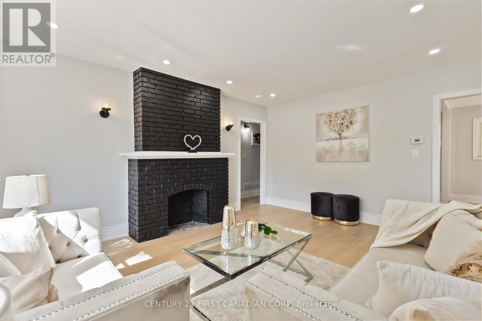 122 Windsor Crescent, London South (South F), Ontario  N6C 1V8 - Photo 6 - X12451830