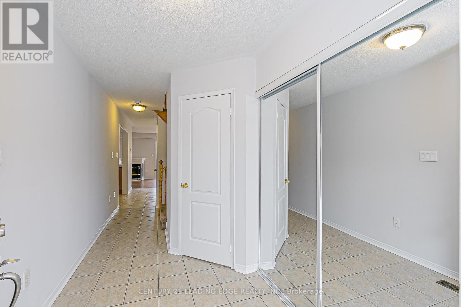 21 Lilly Mckeowan Crescent, East Gwillimbury (Mt Albert), Ontario  L0G 1M0 - Photo 4 - N12451736