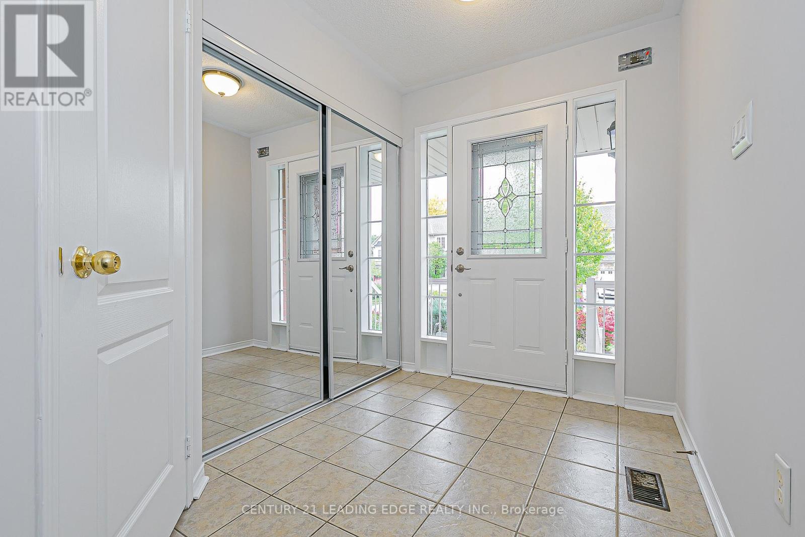 21 Lilly Mckeowan Crescent, East Gwillimbury (Mt Albert), Ontario  L0G 1M0 - Photo 5 - N12451736