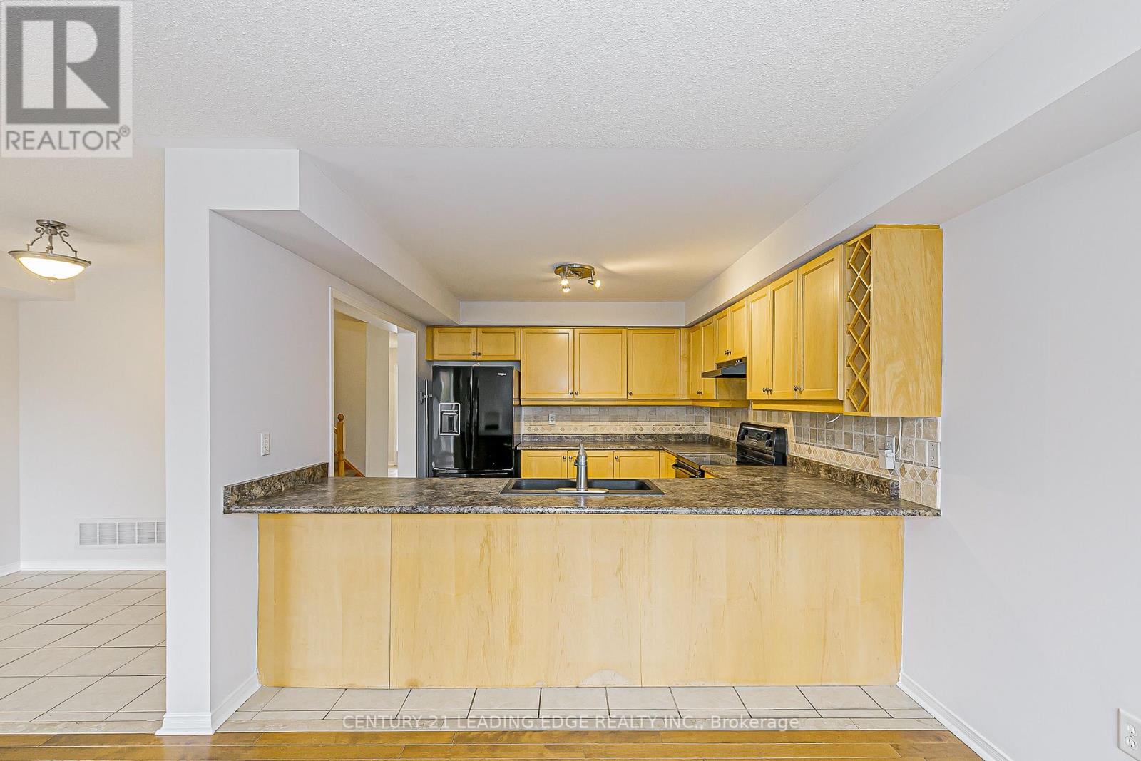 21 Lilly Mckeowan Crescent, East Gwillimbury (Mt Albert), Ontario  L0G 1M0 - Photo 6 - N12451736