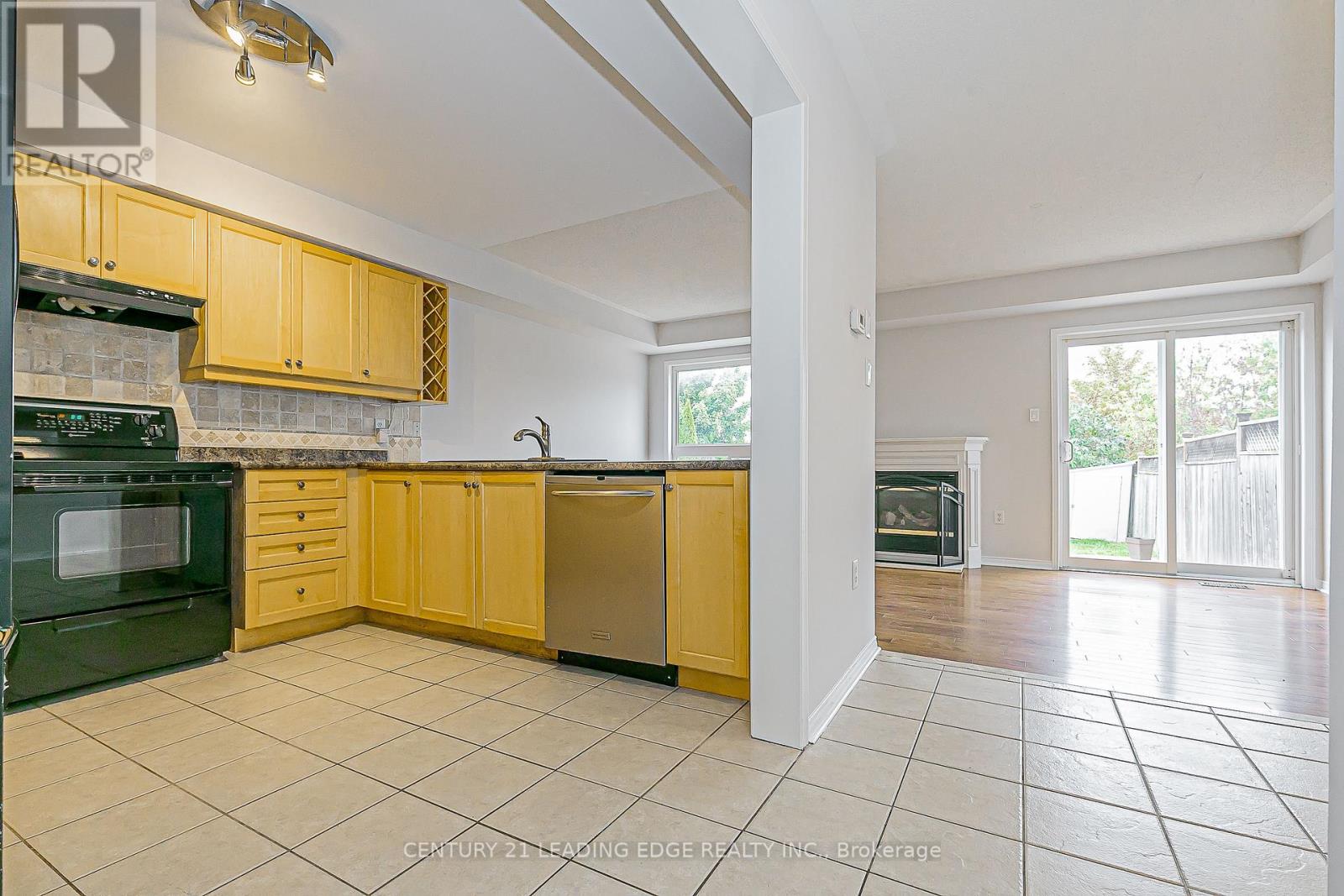 21 Lilly Mckeowan Crescent, East Gwillimbury (Mt Albert), Ontario  L0G 1M0 - Photo 8 - N12451736