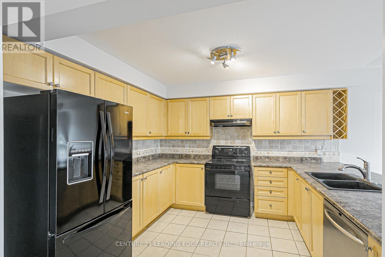 21 Lilly Mckeowan Crescent, East Gwillimbury (Mt Albert), Ontario  L0G 1M0 - Photo 9 - N12451736