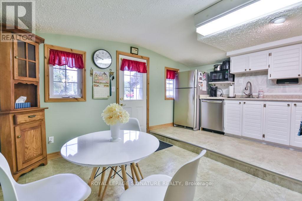 4306 Wainman Line, Severn (Bass Lake), Ontario  L3V 7C4 - Photo 4 - S12451764