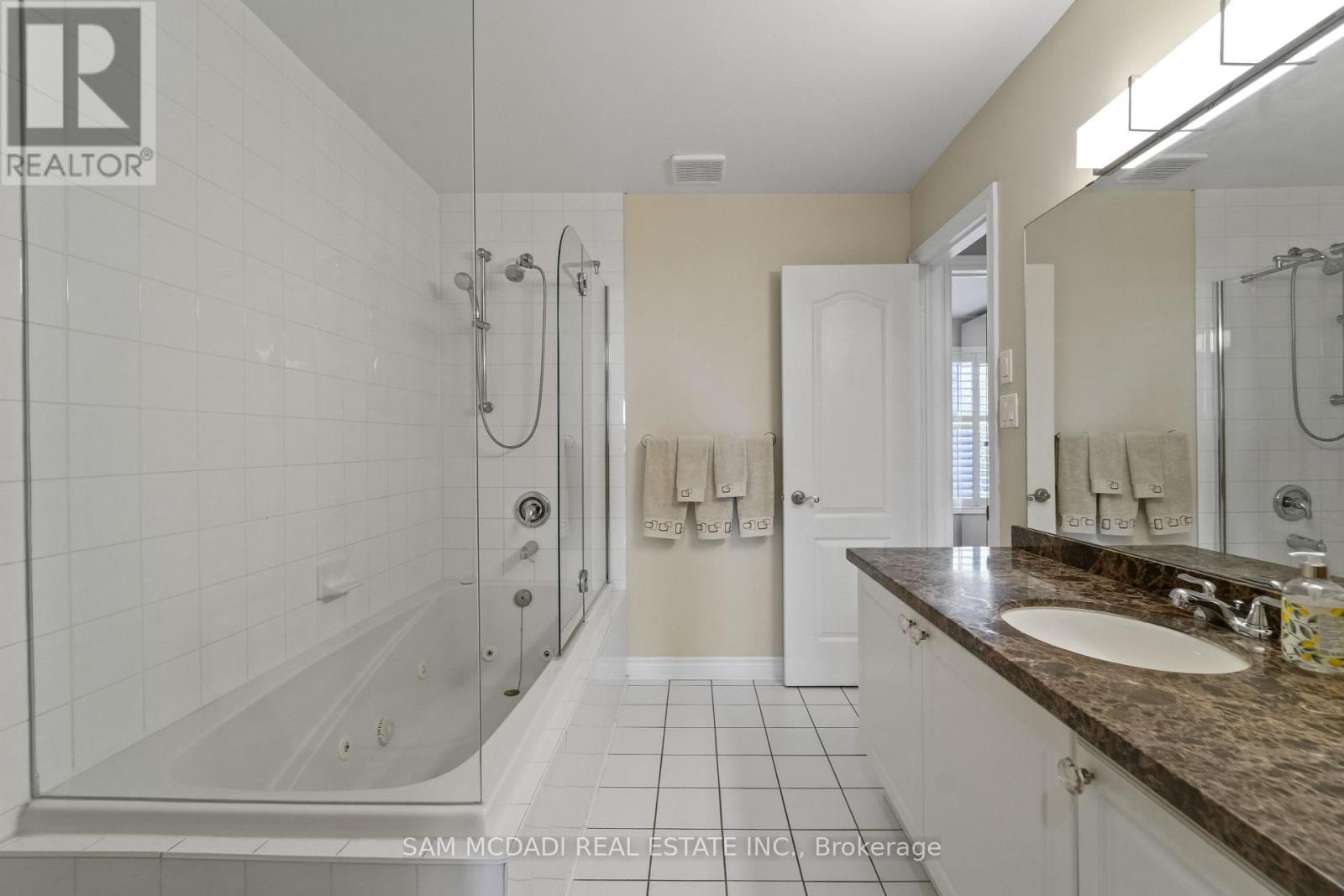 1 - 195 Grand Avenue, Toronto (Stonegate-Queensway), Ontario  M8Y 3Y3 - Photo 20 - W12451705