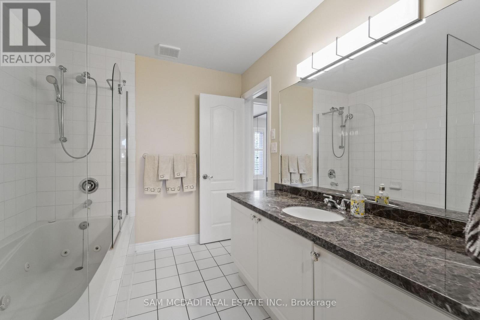 1 - 195 Grand Avenue, Toronto (Stonegate-Queensway), Ontario  M8Y 3Y3 - Photo 21 - W12451705