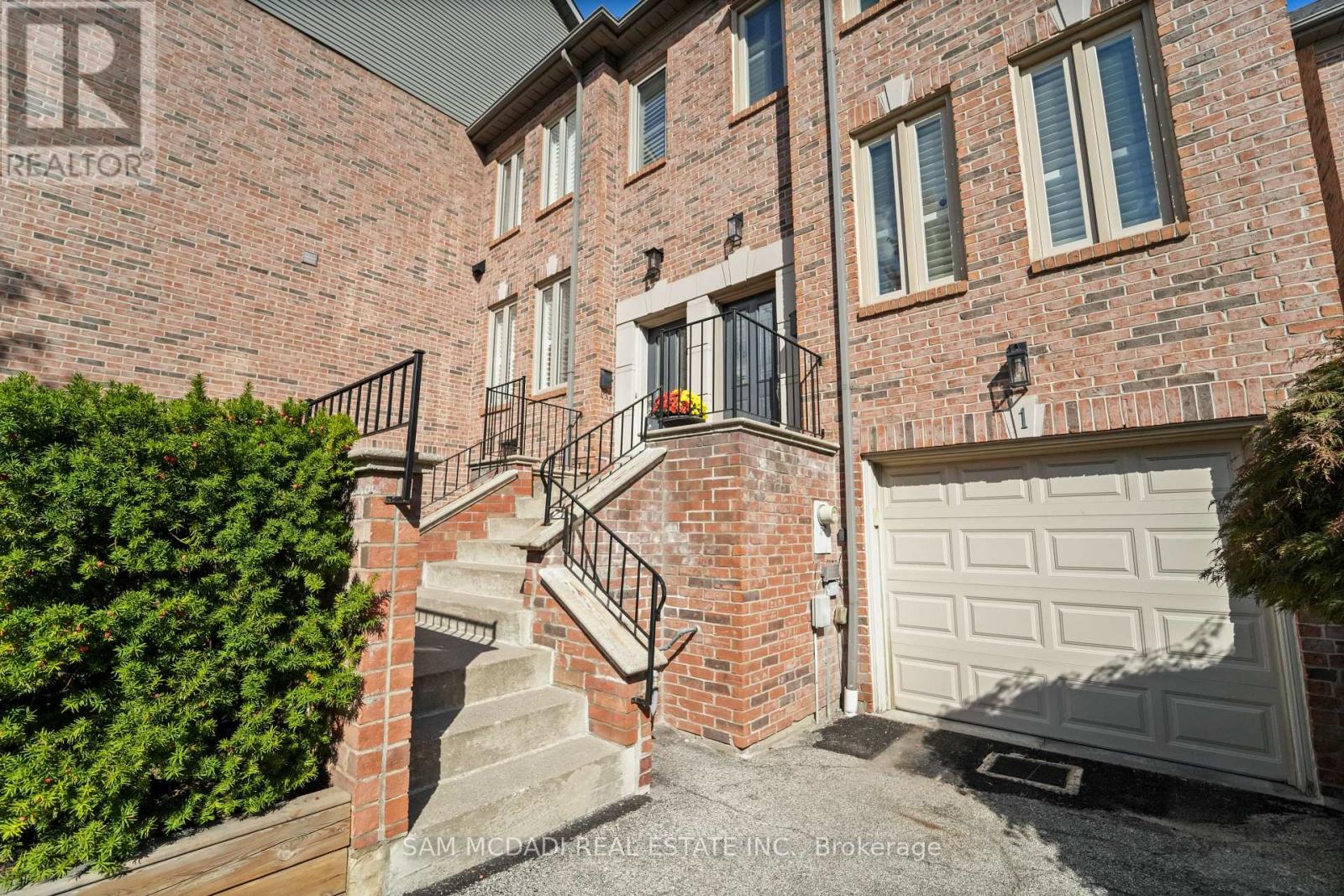 1 - 195 Grand Avenue, Toronto (Stonegate-Queensway), Ontario  M8Y 3Y3 - Photo 3 - W12451705