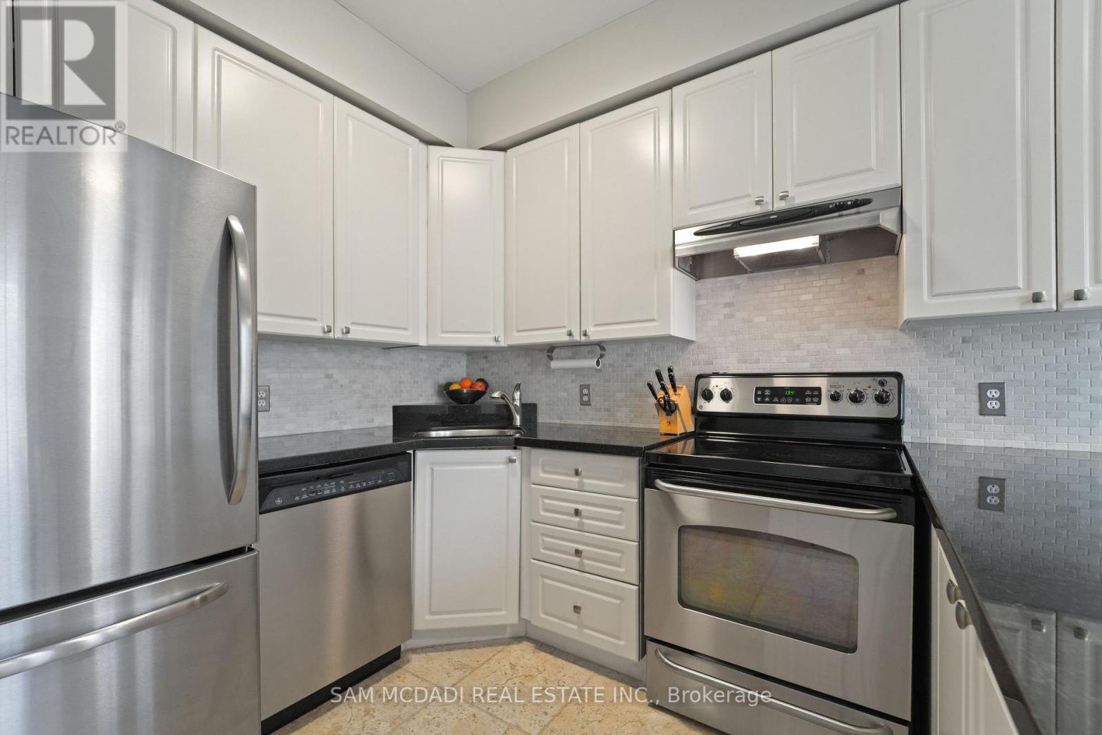 1 - 195 Grand Avenue, Toronto (Stonegate-Queensway), Ontario  M8Y 3Y3 - Photo 7 - W12451705