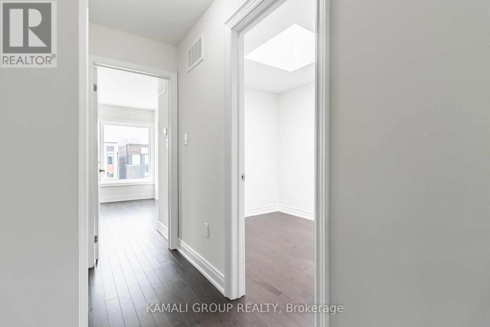 Upper - 3 Wild Rose Gardens, Toronto, Ontario  M6L 0A4 - Photo 11 - W12451747