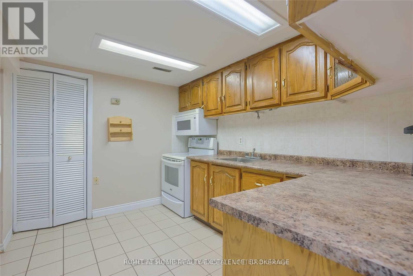 3334 Brandon Gate Drive, Mississauga, Ontario  L4T 2G4 - Photo 21 - W12451749