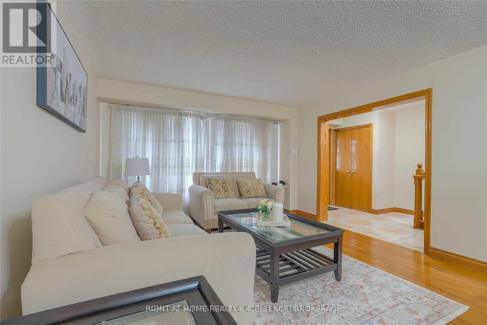 3334 Brandon Gate Drive, Mississauga, Ontario  L4T 2G4 - Photo 8 - W12451749
