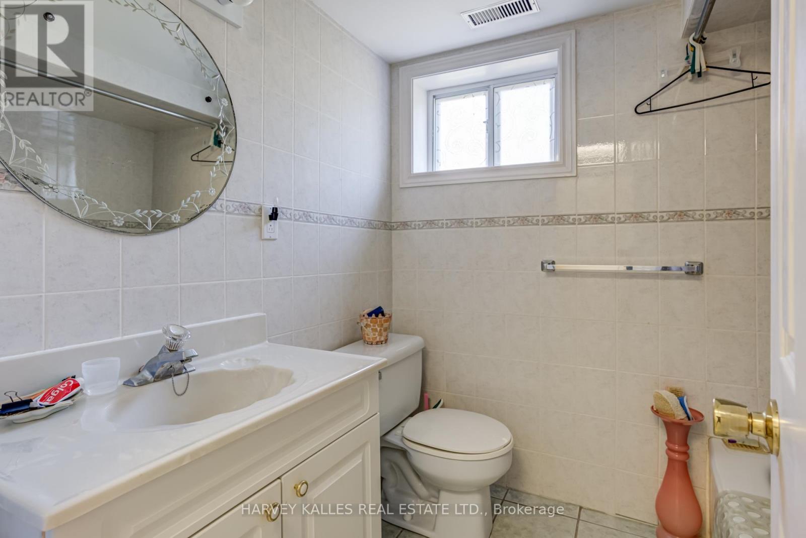 82 Cork Avenue, Toronto (Yorkdale-Glen Park), Ontario  M6B 2Y2 - Photo 17 - W12451750