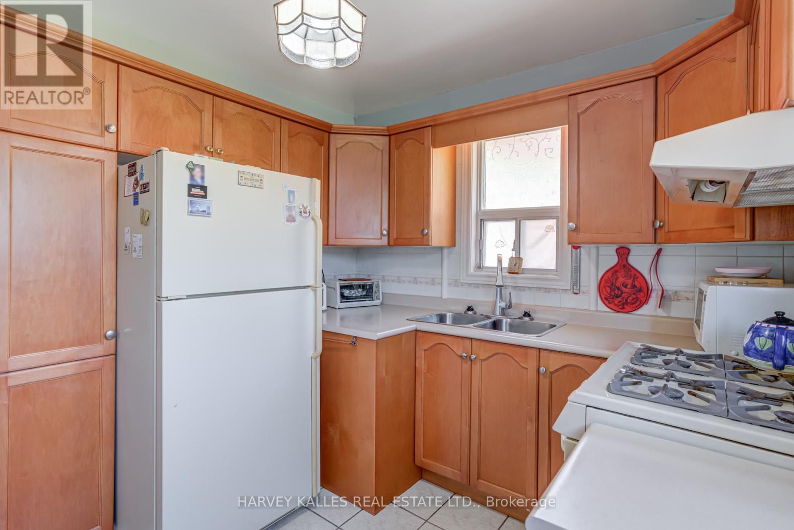 82 Cork Avenue, Toronto, Ontario  M6B 2Y2 - Photo 7 - W12451750