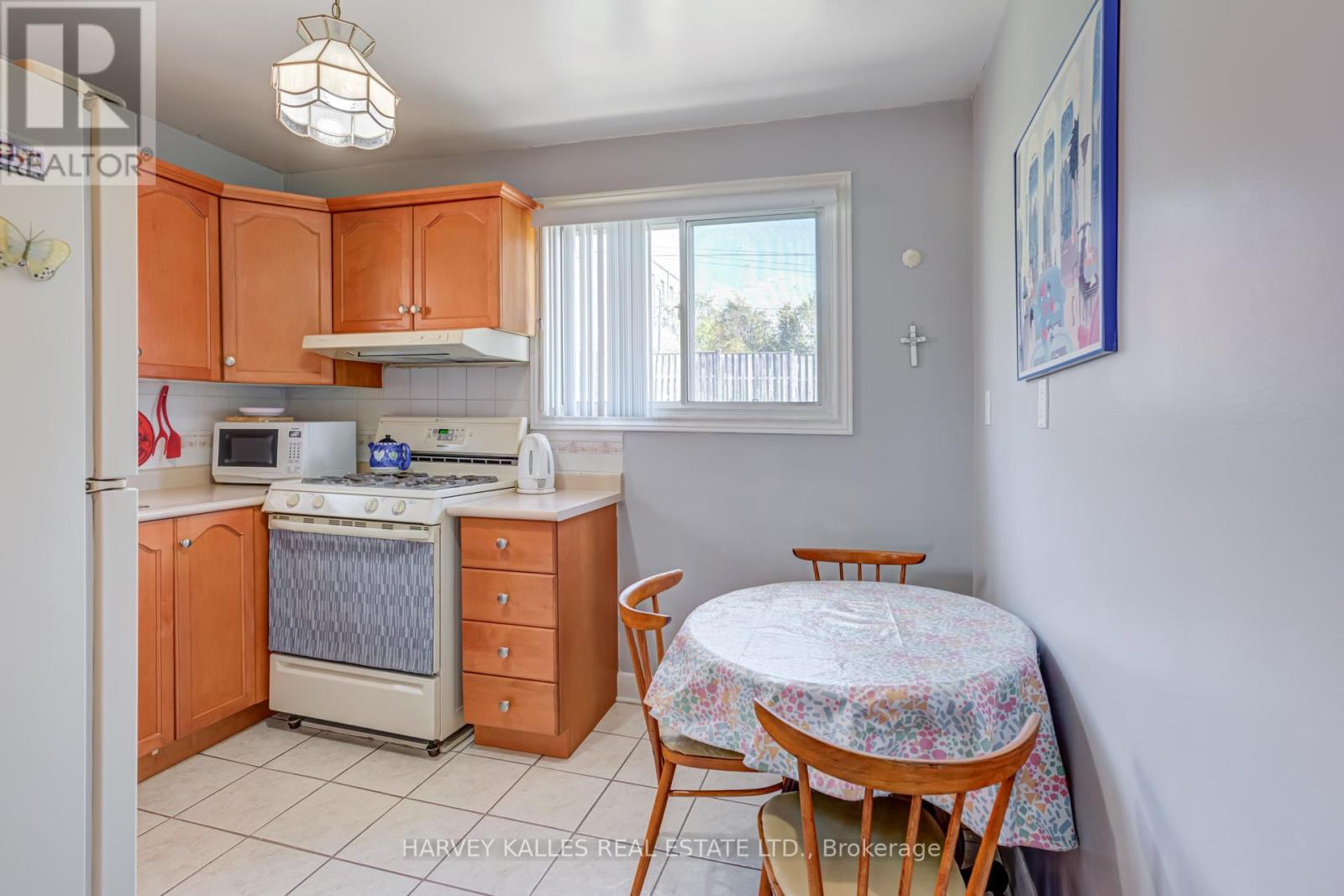 82 Cork Avenue, Toronto, Ontario  M6B 2Y2 - Photo 8 - W12451750