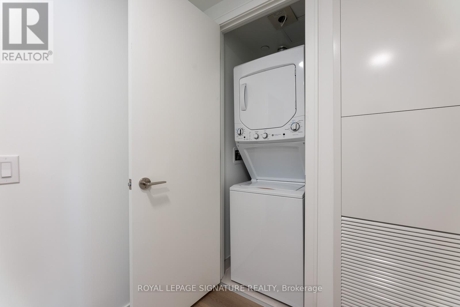 616 - 86 Dundas Street W, Mississauga, Ontario  L5A 1W4 - Photo 2 - W12451751