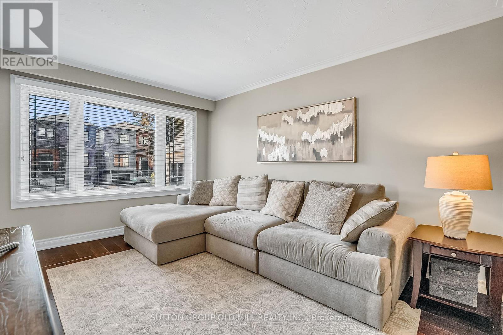 71 Warren Crescent, Toronto, Ontario  M6S 4S3 - Photo 10 - W12451765