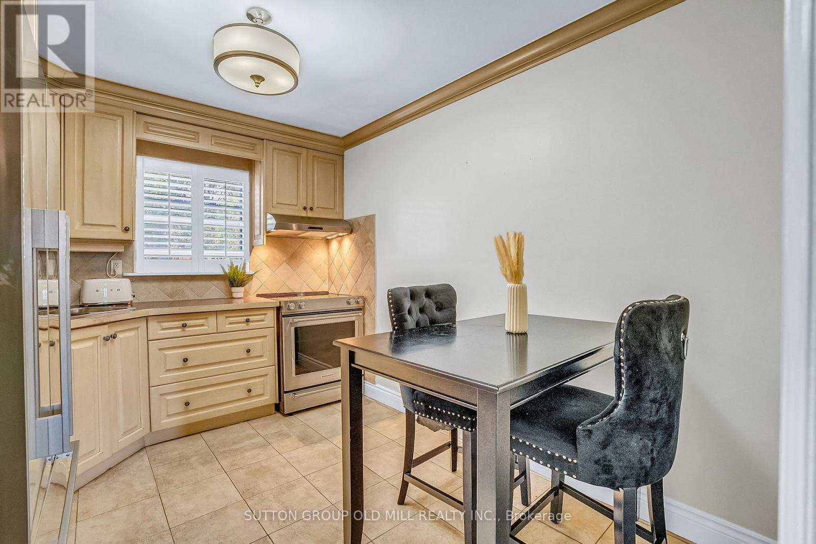 71 Warren Crescent, Toronto, Ontario  M6S 4S3 - Photo 14 - W12451765
