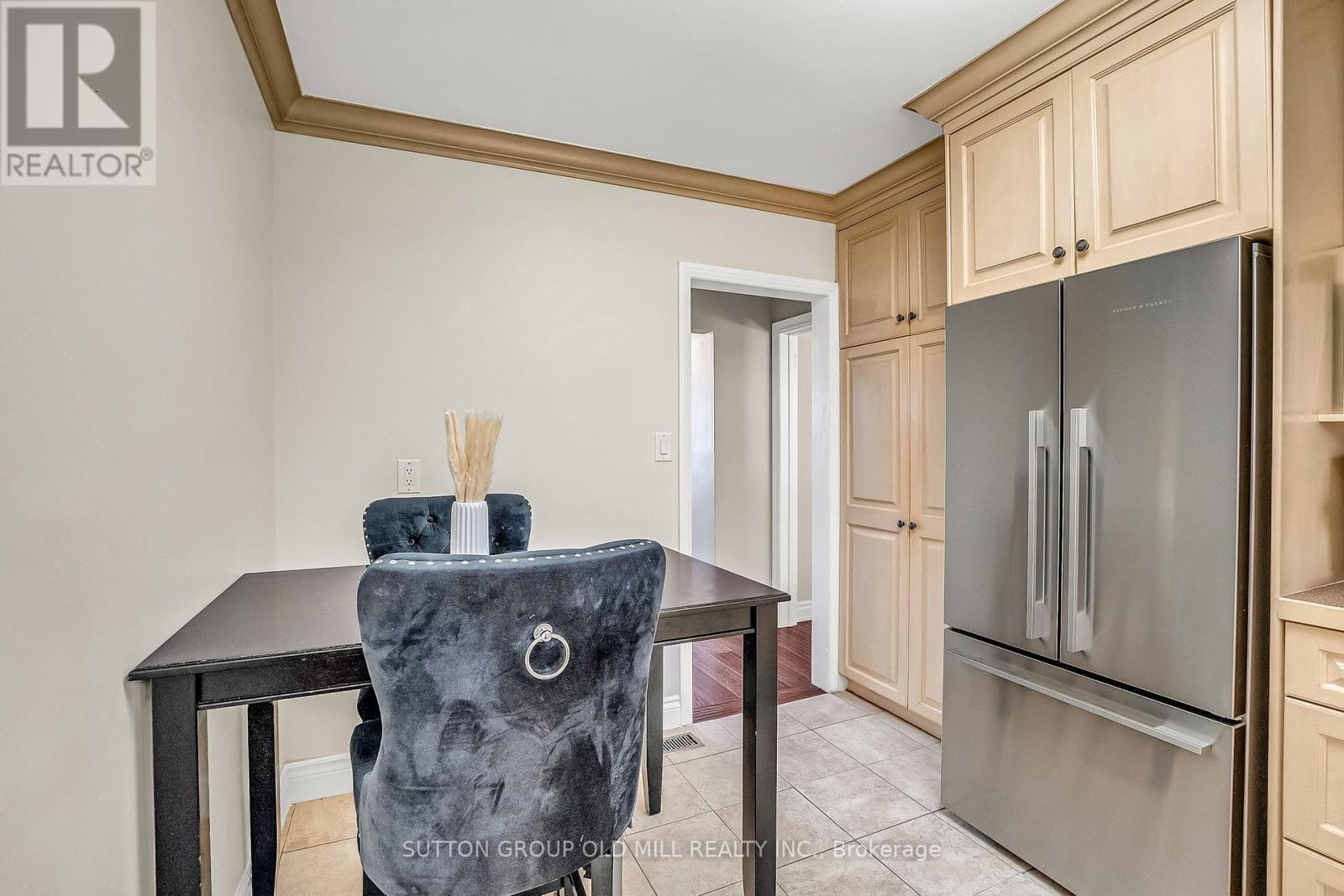 71 Warren Crescent, Toronto, Ontario  M6S 4S3 - Photo 15 - W12451765