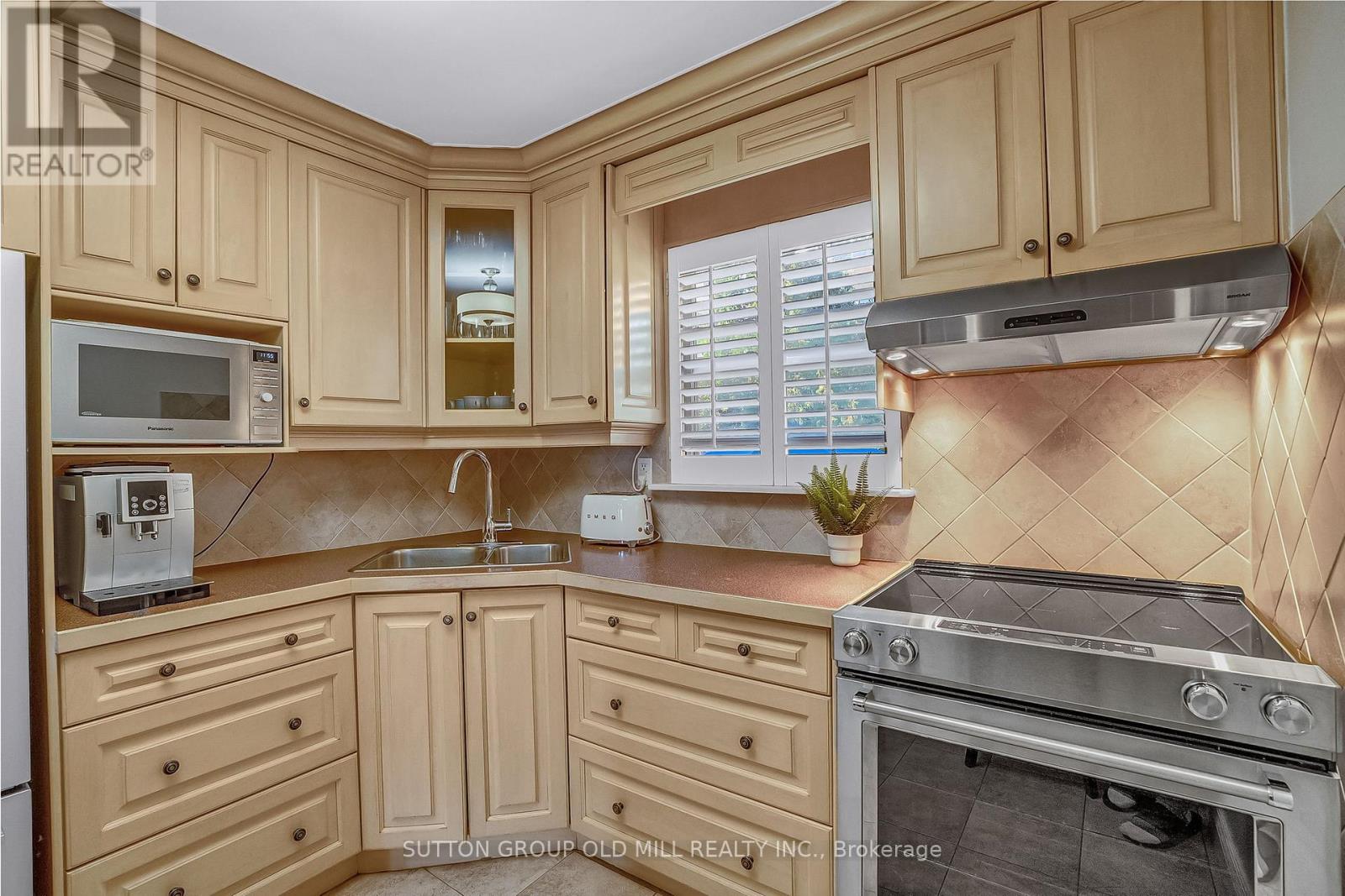 71 Warren Crescent, Toronto, Ontario  M6S 4S3 - Photo 17 - W12451765