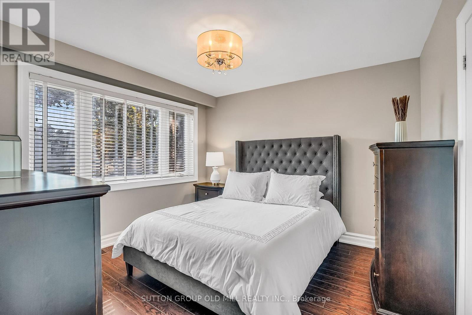 71 Warren Crescent, Toronto, Ontario  M6S 4S3 - Photo 22 - W12451765
