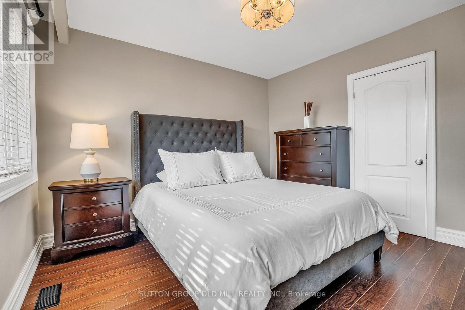 71 Warren Crescent, Toronto, Ontario  M6S 4S3 - Photo 23 - W12451765