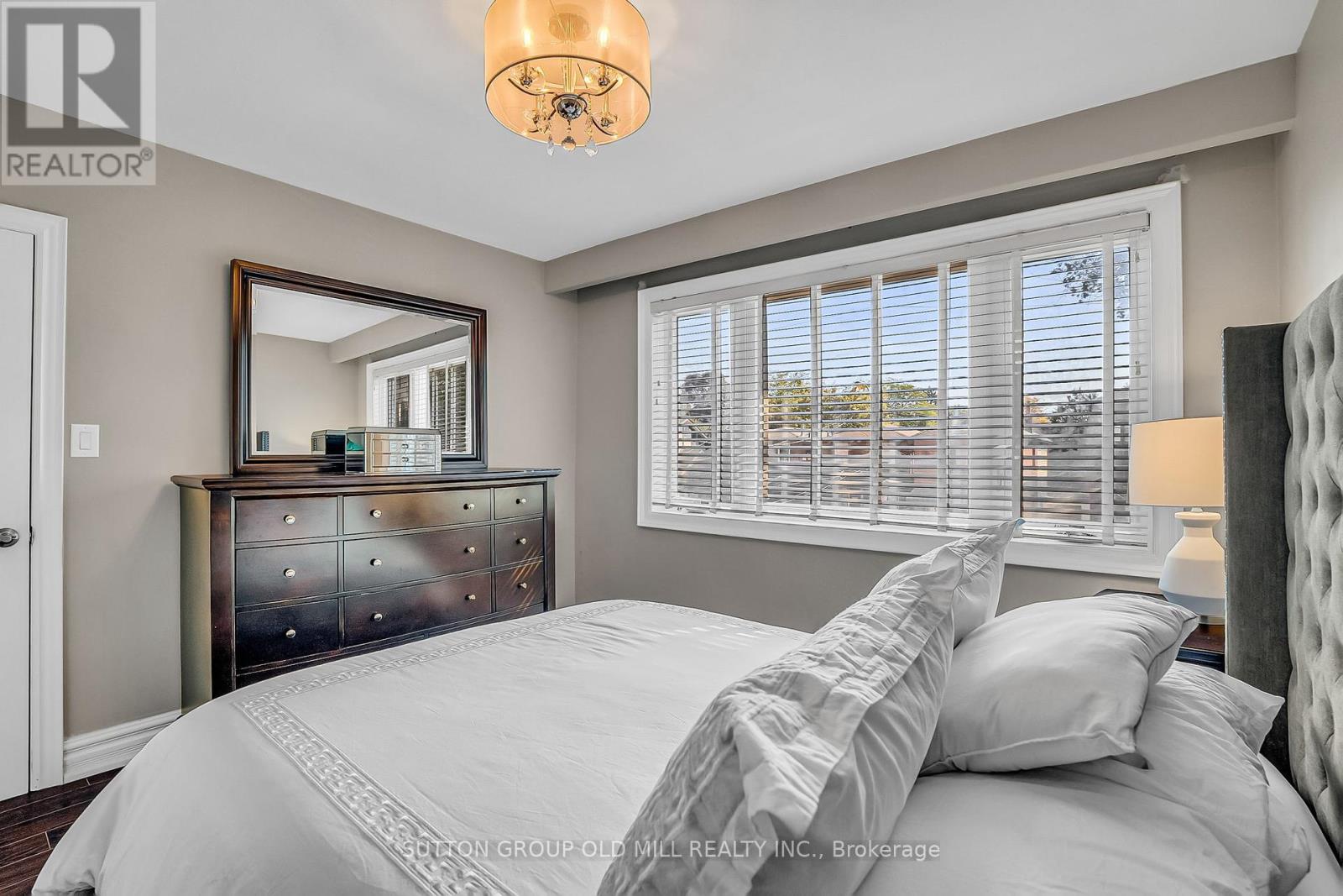 71 Warren Crescent, Toronto, Ontario  M6S 4S3 - Photo 25 - W12451765