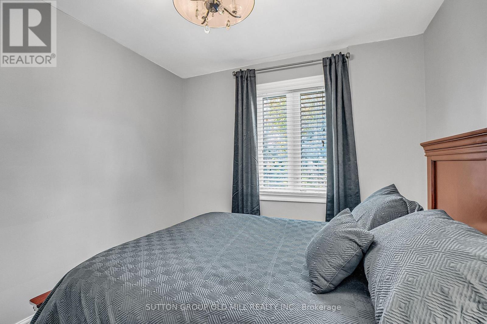 71 Warren Crescent, Toronto, Ontario  M6S 4S3 - Photo 31 - W12451765