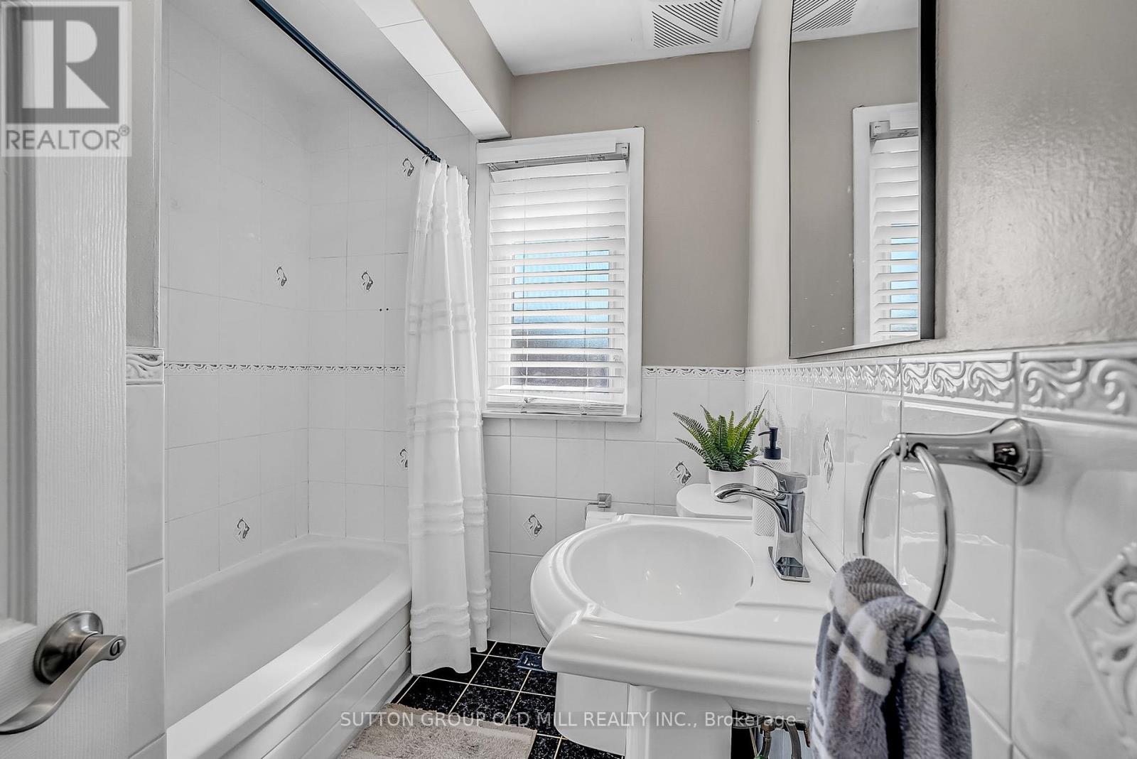 71 Warren Crescent, Toronto, Ontario  M6S 4S3 - Photo 32 - W12451765